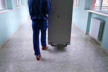 Catering trolley with an ez-Wheel® Series 160 electric wheel. The motorization offers a significant crossing torque, which allows a single person to climb slopes and access ramps without wasting time and effort.