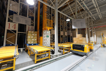 Les moteurs SWD® peuvent être adaptés à tous les besoins d'automatisation des axes de transfert de charge dans l'intralogistique, avec un minimum d'efforts de développement et d'intégration.