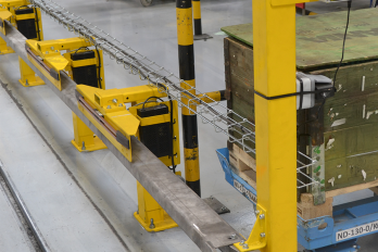 Die elektrischen Räder der AWD®-Räder der Serie 150 können bei der Rückkehr an den Arbeitsplatz über Ladekontakte aufgeladen werden.