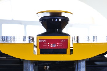 Le SE2L d’IDEC est le plus petit scanner laser de sécurité au monde. Il garantit la sécurité des personnes évoluant autour des robots mobiles.