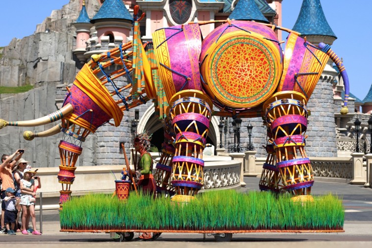 realisation serie 300I parade float